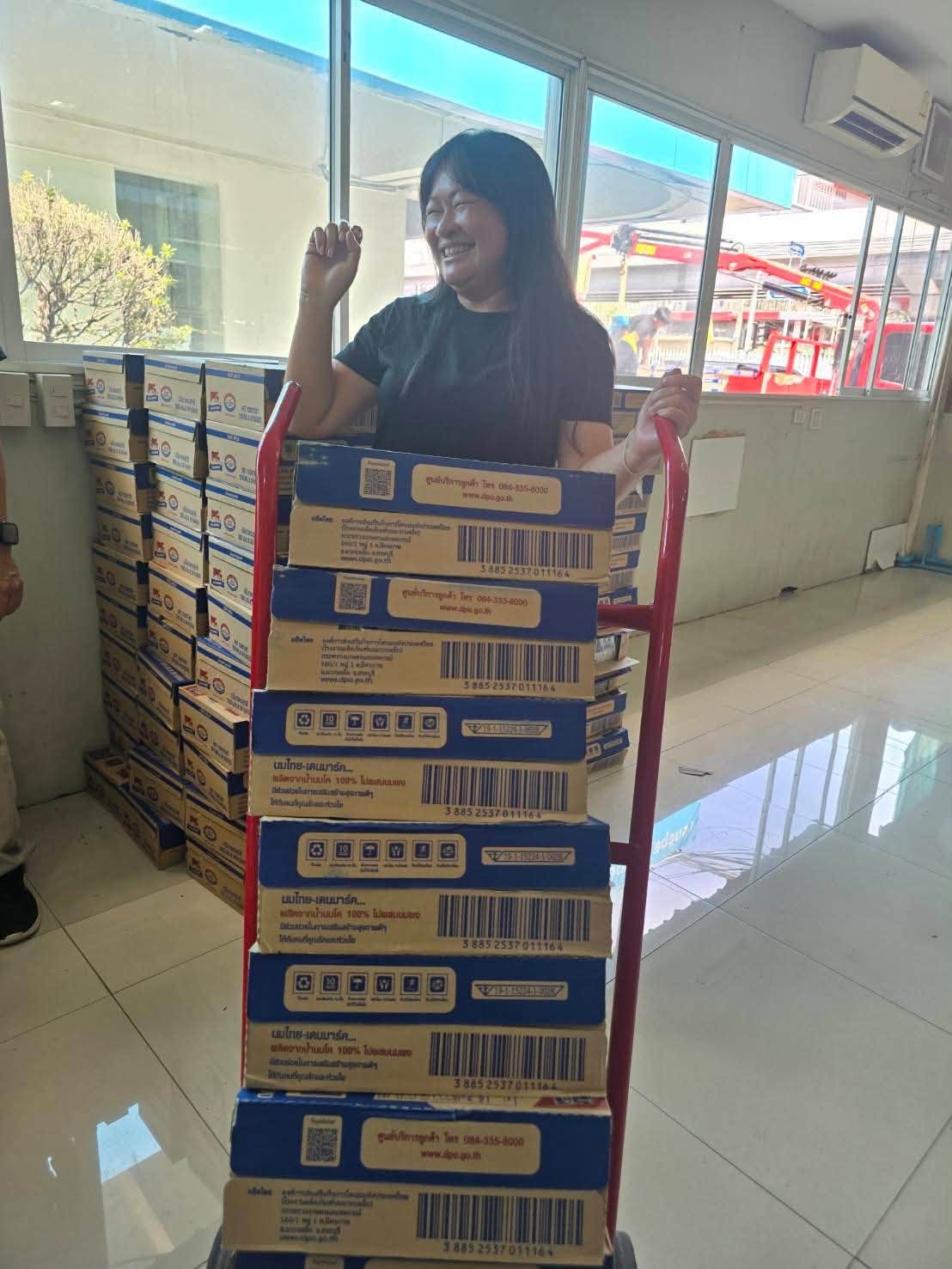 title - ส.ป.ก. ร่วมภารกิจขนส่ง “นม” UHT ไทย เดนมาร์ค จำนวน 6,000 กล่อง เพื่อช่วยเหลือประชาชนผู้ประสบภัยน้ำท่วมในพื้นที่กรุงเทพฯ และปริมณฑล